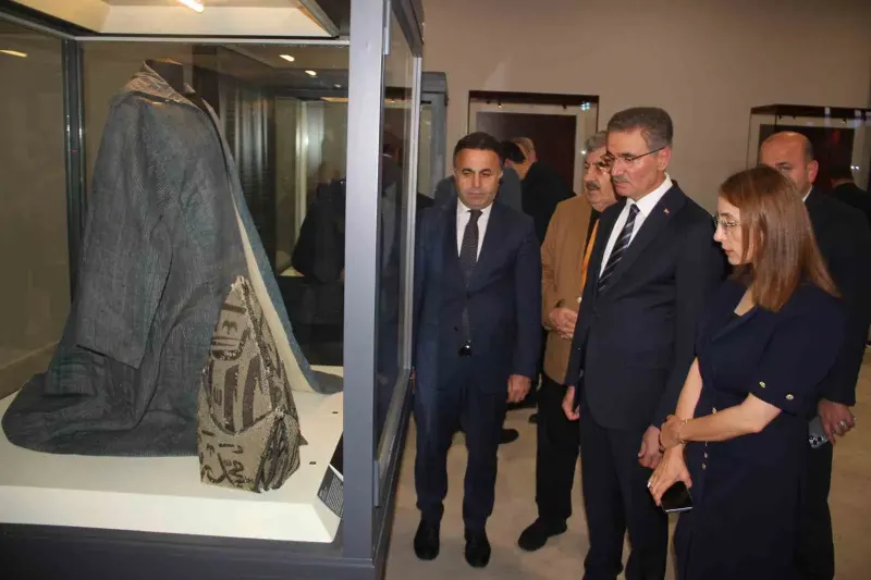 Erzurum'da Nadir Eserler Sergisi: Hz. Mevlana'nın Hırkası Ziyarete Açıldı
