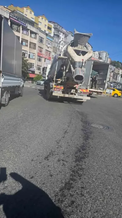 Zonguldak'ta Beton Mikserinden Yola Dökülen Kirli Su Vatandaşları İsyan Ettirdi