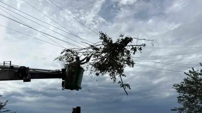 Hopa İlçesinde Etkili Olan Rüzgâr Enerji Nakil Hatlarında Hasar Oluşturdu