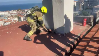 Bursa'daki Sitede Çatı Yangını Kısa Sürede Söndürüldü