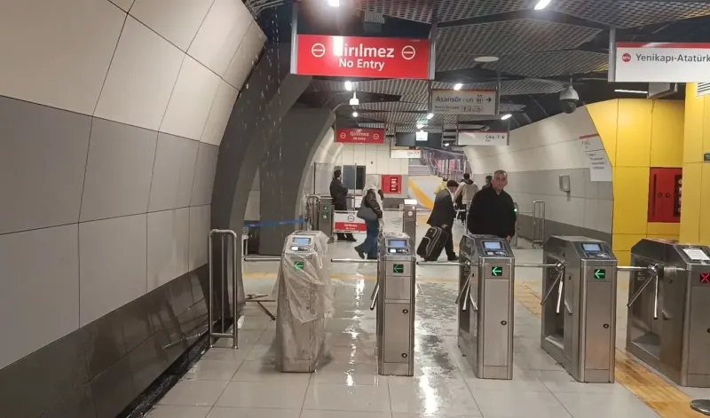 Yenibosna Metro İstasyonunun Tavanından Su Sızmaya Başladı