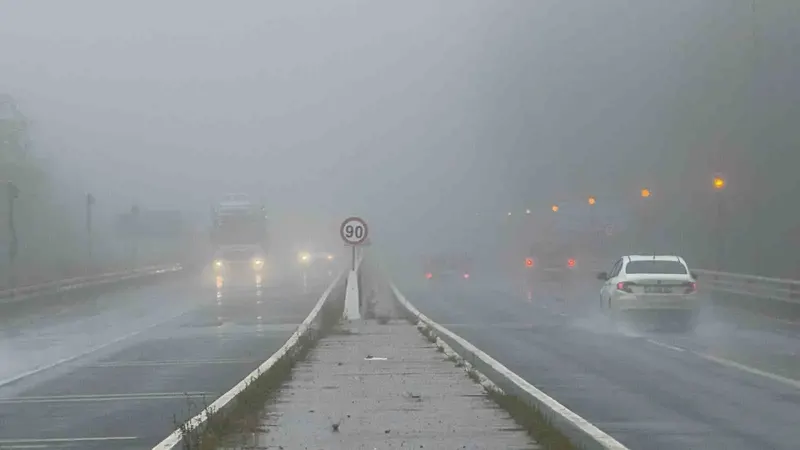 Bolu Dağı Geçişinde Yoğun Sis Ve Yağış Ulaşımı Olumsuz Etkiliyor