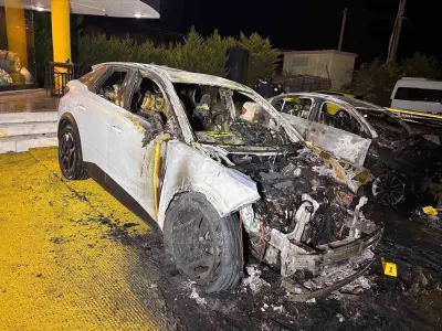 Aydın Kuşadası'nda Oto Galeri Önündeki İki Araç Kundaklandı
