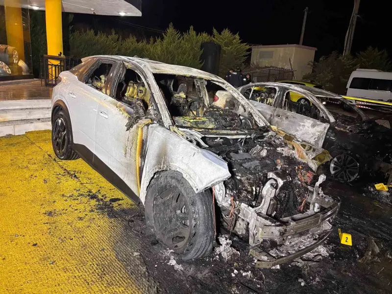 Aydın Kuşadası'nda Oto Galeri Önündeki İki Araç Kundaklandı