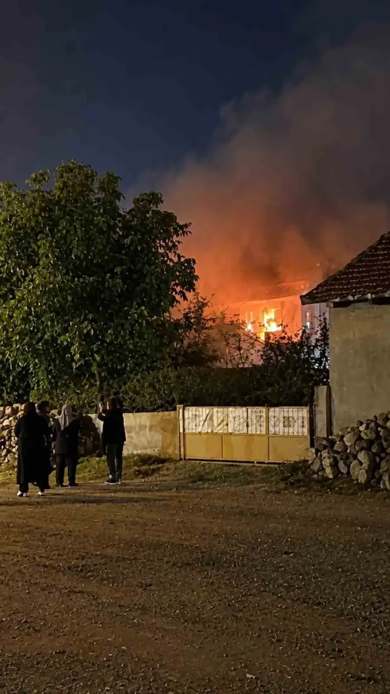Afyonkarahisar Şuhut'ta Müstakil Evde Çıkan Yangın Paniğe Neden Oldu