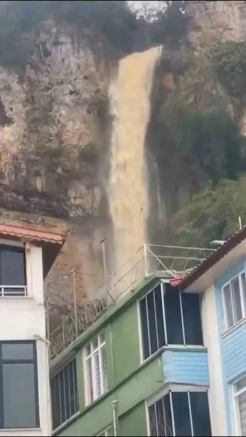 Bartın'da Sağanak Yağış Hayatı Olumsuz Etkiledi ve İlginç Manzaralar Oluşturdu