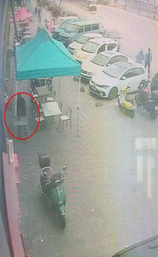 Karabükte Para İstediği Dükkanın Önündeki Masayı Deviren Şahıs Kamerada
