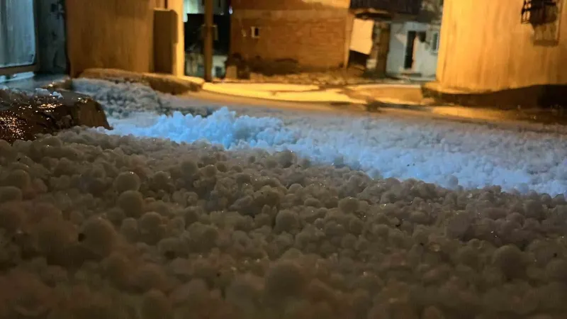 Bayburt'ta Ani Bastıran Dolu Yağışı Günlük Yaşamı Aksattı