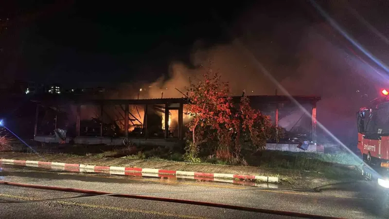 Yalova'da Bir Mobilya İmalathanesinde Çıkan Yangın Kontrol Altına Alındı