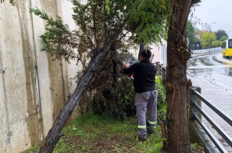 Kartal'da Şiddetli Yağış ve Fırtınaya Karşı Ekipler Teyakkuzda