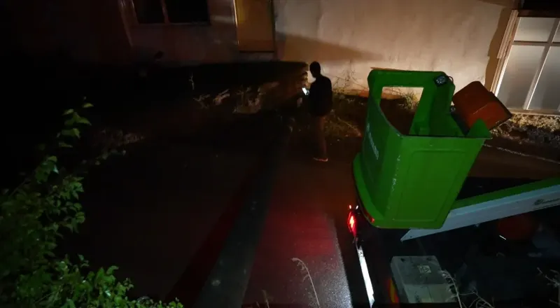 Gümüşhane'de Elektrik Direği Yaşlı Kadının Bahçesine Devrildi