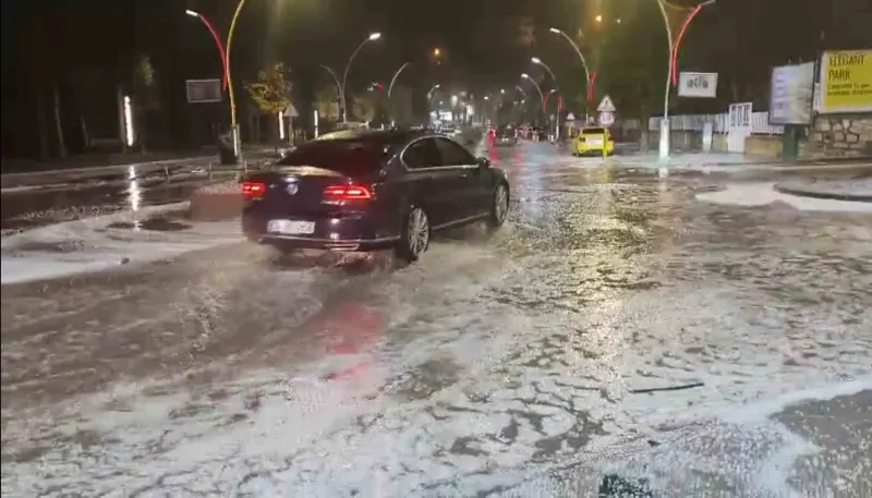 Bayburt'ta Şiddetli Dolu ve Sağanak Yağış Hayatı Olumsuz Etkiledi