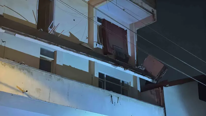 Kocaeli'nde Altı Ay Önce Boşaltılan Binada Balkon Çökmesi Korku Yarattı
