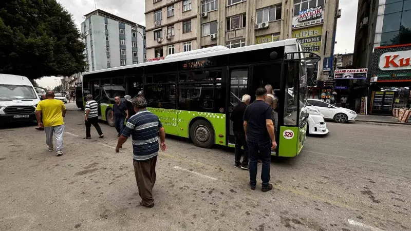 Adana'da Seyir Halindeki Belediye Otobüsünün Tekerleği Çıktı