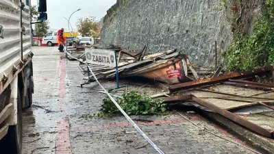 Düzce'de Şiddetli Rüzgar Reklam Tabelalarını Yere Serdi