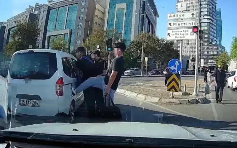 İzmir Bornova'da Trafikte Sözlü Tartışma: Sürücünün Aracına Tekme Attılar