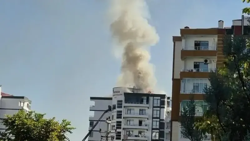 Diyarbakır'da Çatı Tamiri Sırasında Çıkan Yangın Paniğe Neden Oldu
