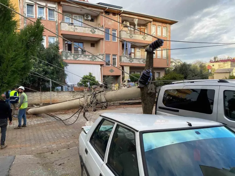 Antalya'da Altyapı Çalışmasında Devrilen Direk Otomobile Saplandı