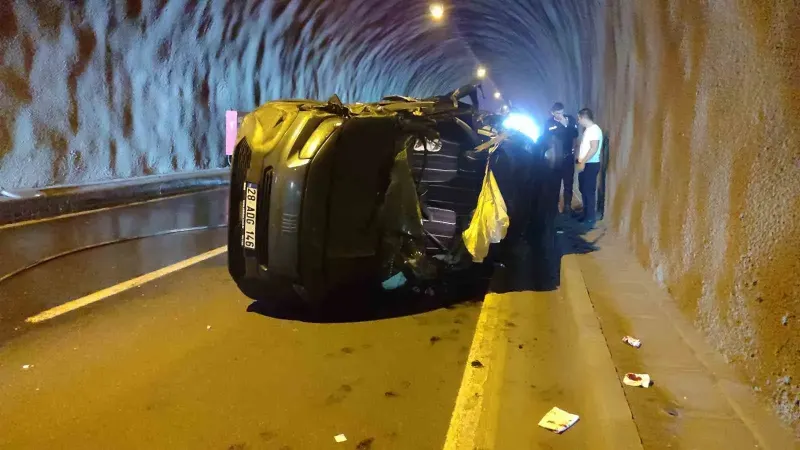 Giresun'da Tünelde Kamyon İle Hafif Ticari Araç Çarpıştı: Üç Yaralı