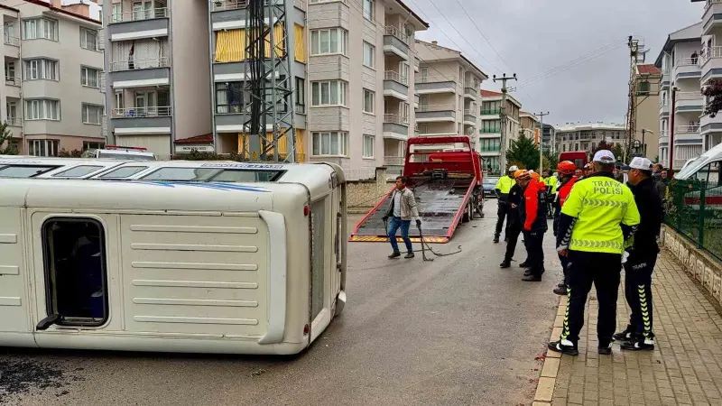 Afyonkarahisar'da Servis Ve Yolcu Minibüsleri Çarpıştı: Çoğu Çocuk 16 Yaralı