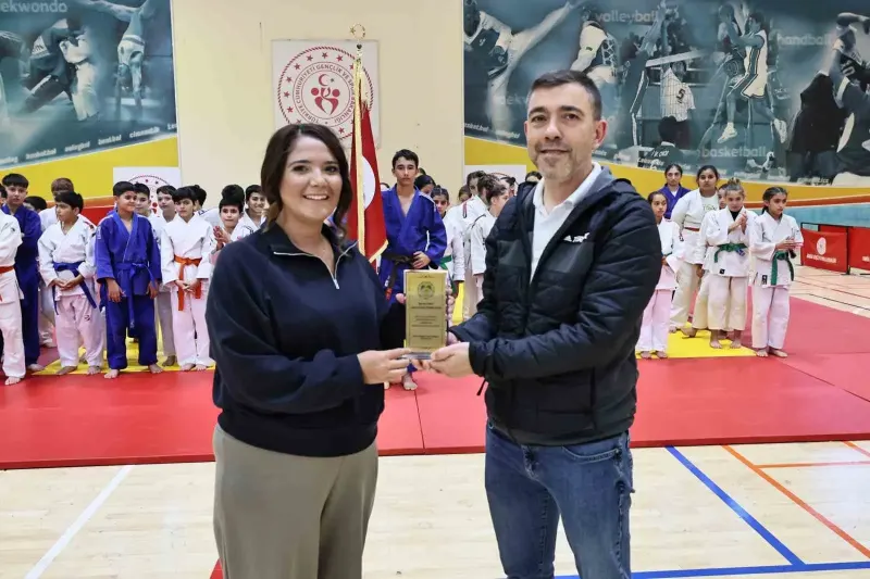 Manisa'da Başarılı Antrenörler İçin Ödül Töreni Düzenlendi