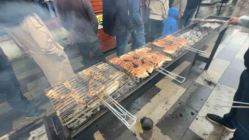 Karadeniz'in Bereketli Avı Hopa'da Balık Ekmek Ziyafetine Dönüştü