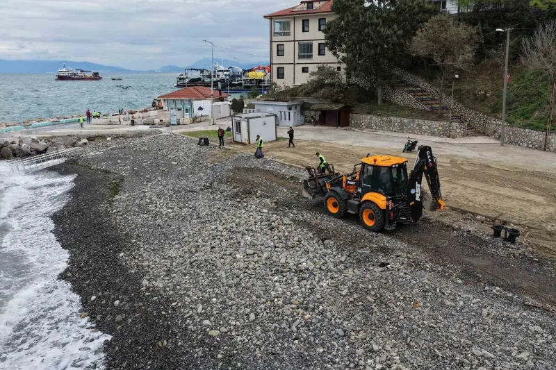 Bursa Büyükşehir Belediyesi Ekiplerinden Sahillerde Kapsamlı Temizlik Seferberliği