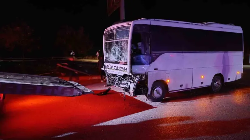 Isparta'da Tarım İşçilerini Taşıyan Servis Midibüsü Tırla Çarpıştı: On Yedi Yaralı