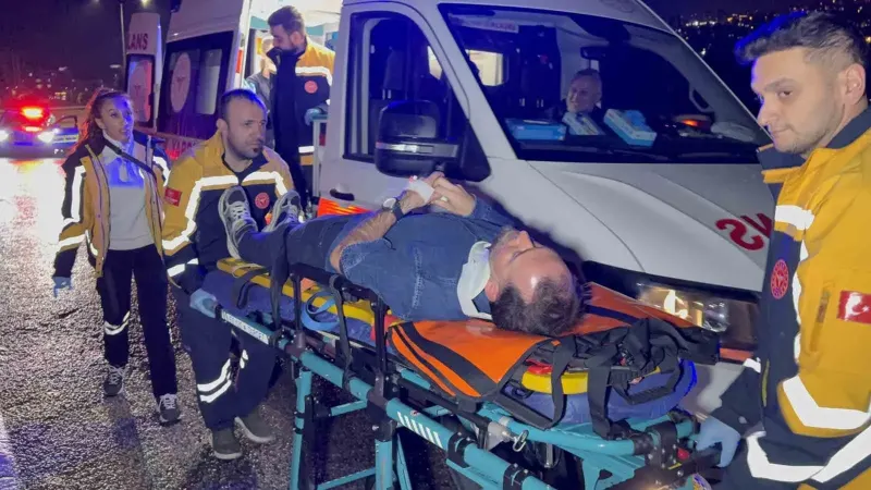 Samsun'da Sürücüsünün Kontrolünden Çıkan Otomobil Refüje Çarptı