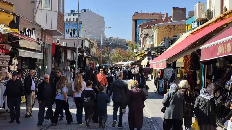 Eskişehir'de Güneşli Hava Vatandaşları Caddelere Döktü