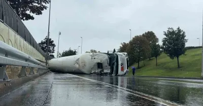 Bakırköy'de Devrilen LNG Yüklü Tanker Trafik Akışını Durturdu