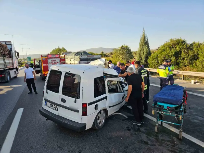Mersin'de Hafif Ticari Araç Çekiciye Çarptı: 2 Kişi Yaşamını Yitirdi