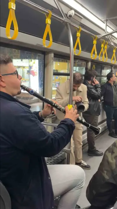 Elazığ'da Belediye Otobüsü Sürpriz Türkü Dinletisiyle Renklendi