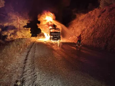 Balıkesir'de Seyir Halindeki Kamyon Alev Aldı, Orman Ekipleri Seferber Oldu