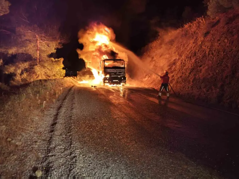 Balıkesir'de Seyir Halindeki Kamyon Alev Aldı, Orman Ekipleri Seferber Oldu