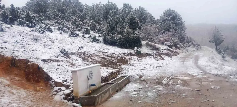 Kütahya'nın Yüksek Rakımlı Köyüne Sezonun İlk Karı Düştü