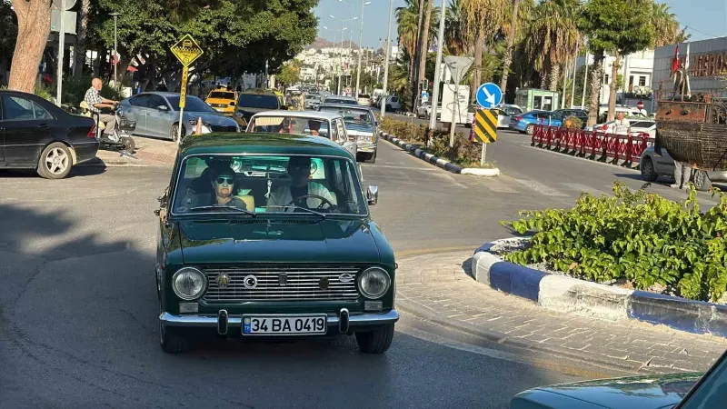 Bodrum Sahillerinde Klasik Otomobil Konvoyu Nostaljik Anlar Yaşattı