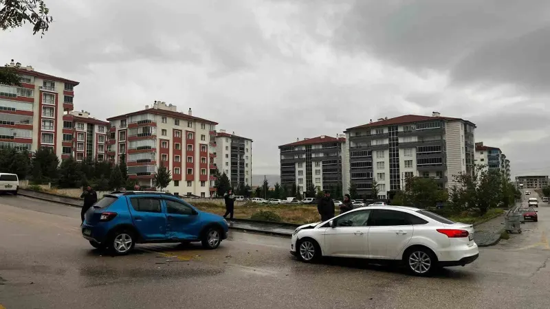Ankara Beypazarı'nda Kontrolsüz Kavşakta İki Otomobil Çarpıştı
