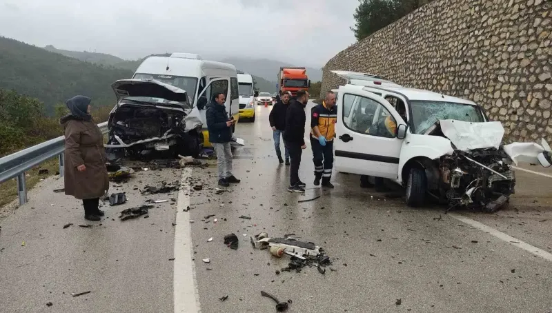 Bursa'da Yolcu Minibüsü İle Otomobil Çarpıştı: 1 Ölü, 10 Yaralı