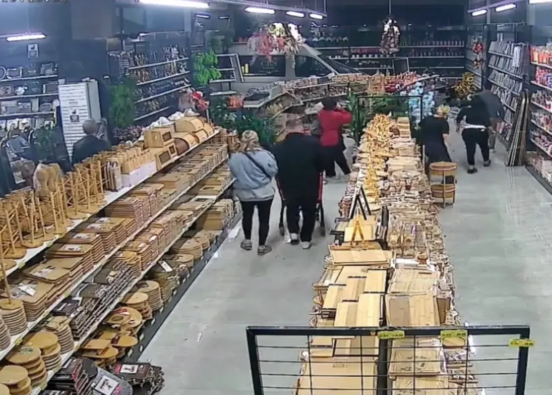 Bursa Nilüfer'de Kontrolden Çıkan Servis Aracı Züccaciye Mağazasına Girdi