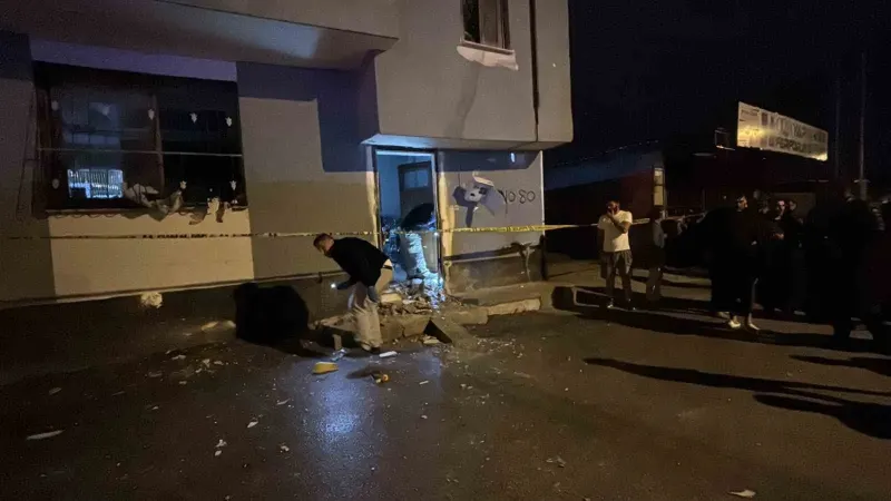 Adana'da Beş Kişinin Bulunduğu Eve El Yapımı Patlayıcı Atıldı