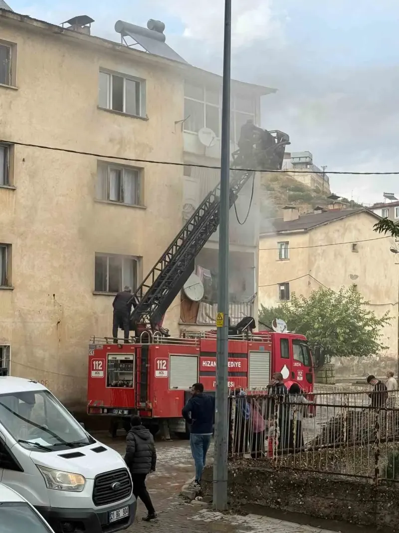 Bitlis Hizan'da Ev Yangını Paniğe Yol Açtı