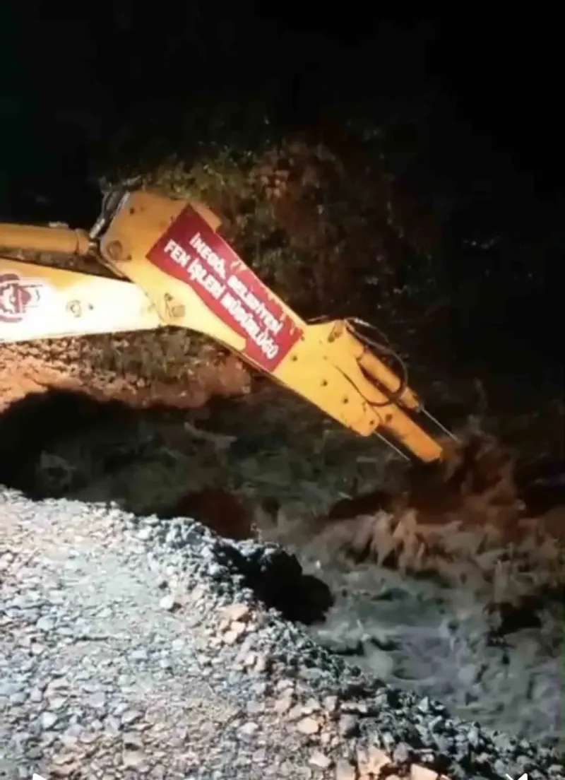 Bursa'da Şiddetli Yağış Köprüyü Çökertti: Mahsur Kalan Sürücüler Kurtarıldı
