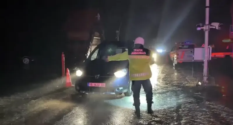 Uludağ'da Kar Kalınlığı 20 Santimetreyi Buldu: Jandarma Sıkı Denetim Başlattı