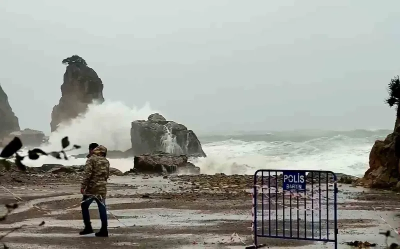 Amasra İlçesinde Etkili Olan Fırtına Nedeniyle Dalga Boyu On Metreyi Aştı