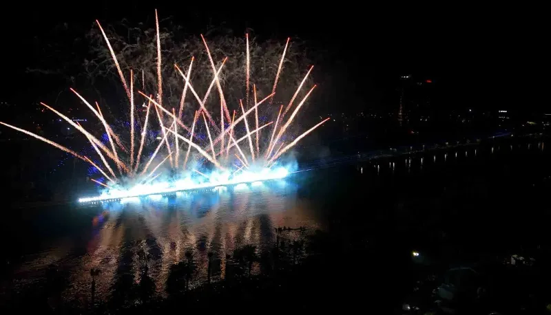 Adana Uluslararası Lezzet Festivali Seyhan Nehri Üzerindeki Gösterilerle Coşku Yarattı