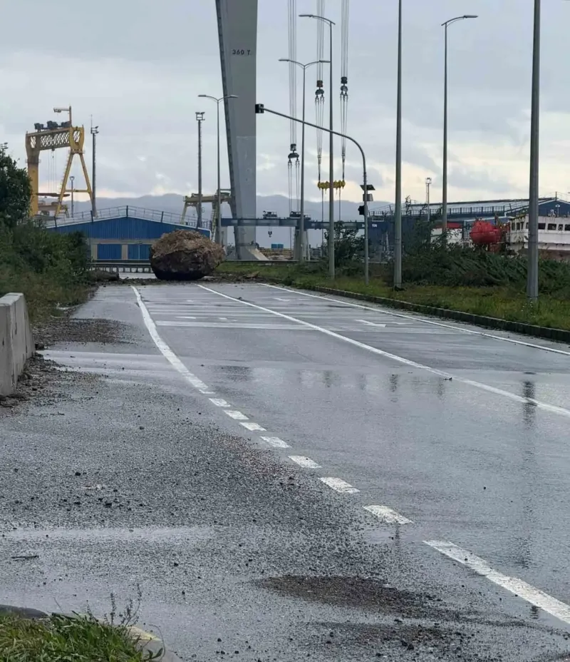 Zonguldak'ta Dağdan Kopan Tonlarca Ağırlığındaki Kaya Yolu Kapattı