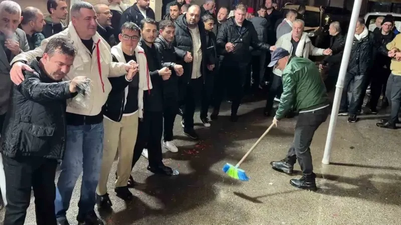 Bursa'da Şiddetli Yağmura Rağmen Düğün Öncesi Coşkulu Damat Eğlencesi