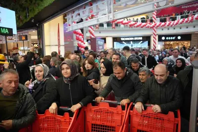 Ataşehir’de Market Açılışında İndirim Kuyruğu Havadan Görüntülendi