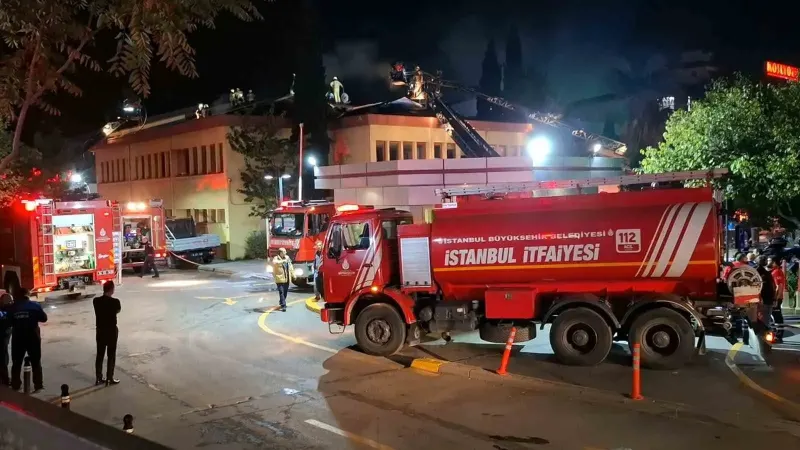 Kartal'da Hastane Çatısında Çıkan Yangın Korkuttu
